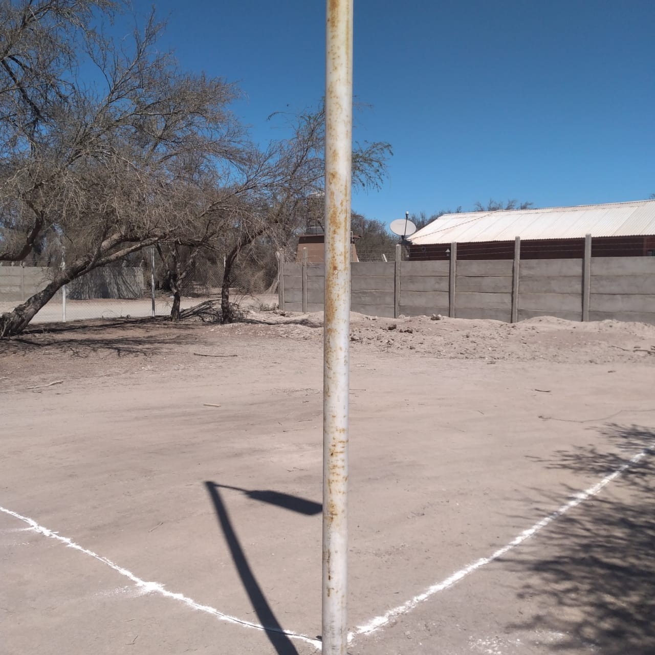 Sitio 7 — terreno y poste de iluminación